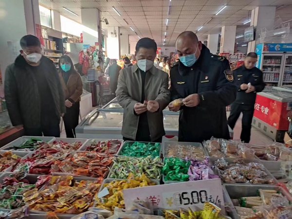 大通區(qū)四大班子領導帶隊開展節(jié)日慰問暨“三品一特”及散裝、預包裝食品安全檢查